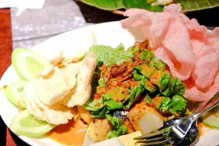 Gado indonesian salad indonesia recipe dish food garnish maangchi top peanut vegetable boiled tempe crackers sliced egg hard add