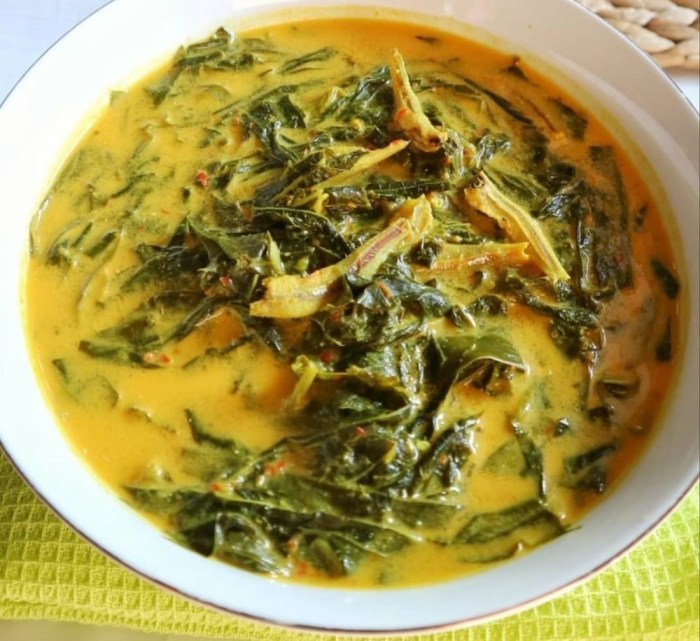 Gulai daun singkong