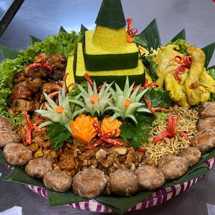 Nasi tumpeng komplit