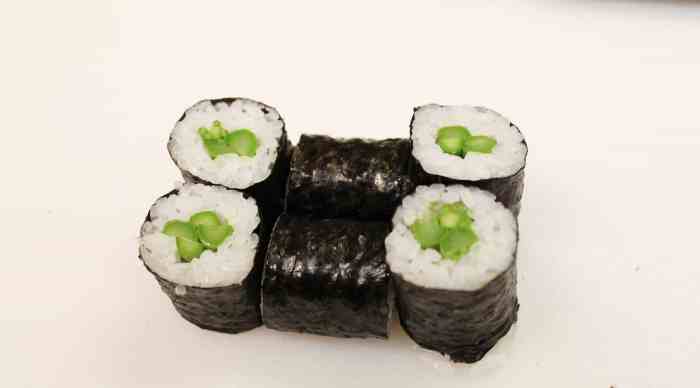 Sushi asparagus shallot rolls