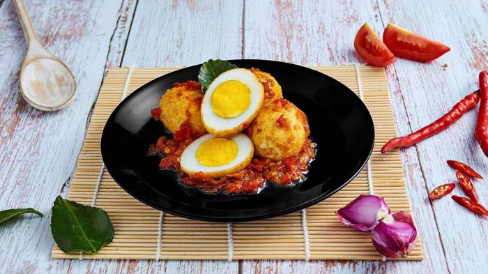 Tumpeng hijau telur balado