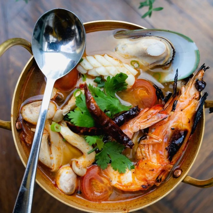 Tom yum seafood