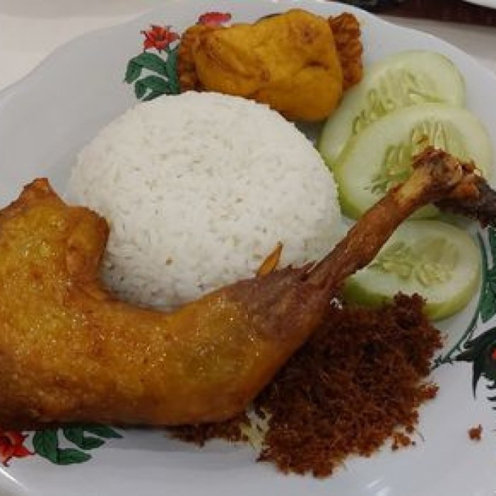 Nasi goreng ayam spesial