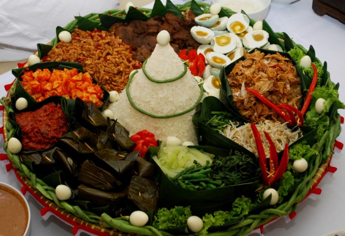 Nasi tumpeng komplit