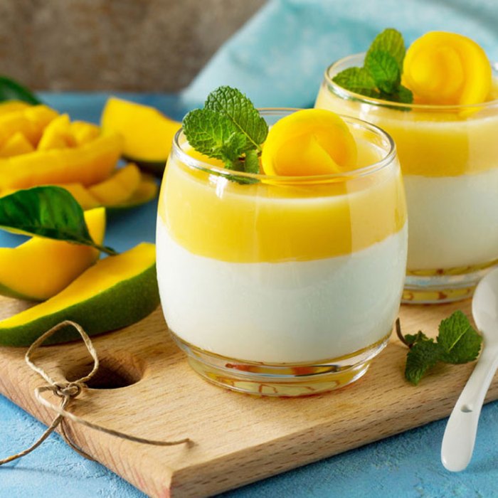 Panna cotta kelapa dengan saus mangga