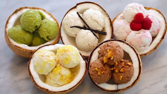 Es krim kelapa dengan cherry almond