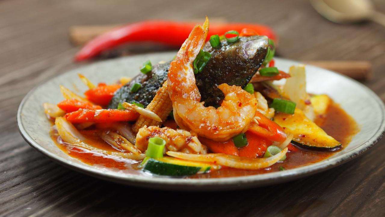 Tom yum seafood